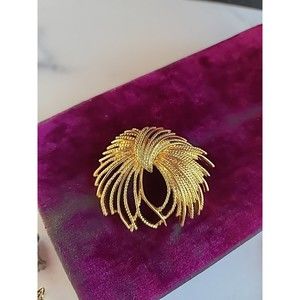 Vintage Monet Gold Tone Metal Twisted Rope Fireworks Spray Brooch